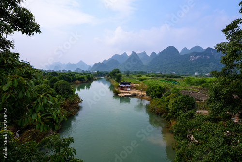 Canvas Print Beautiful karst mountains landscape and the Yulong river in Yangshuo County, Chi