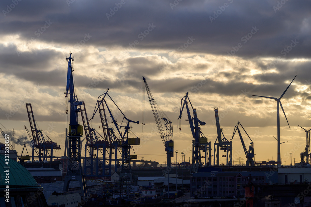 Die Hafenkräne in Hamburg bei schöner Abendstimmung Die Hafenkräne in Hamburg bei schöner Abendstimmung