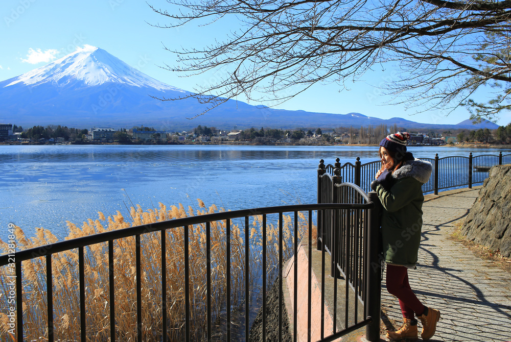 girl visit the mount fuji with the lake view