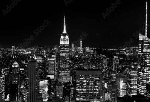 New York Skyline Nacht Aussichtsplattform Panorama Hochh  user Wolkenkratzer Manhattan Hintergrund Silhouetten Tourismus Schwarz wei   ber  hmt USA Metrople Millionenstadt Hudson