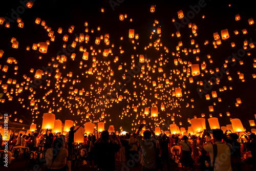 Fényképezés Lanna Dhutanka, Chiang Mai, Thailand - November 11, 2019: People floating lanterns to the sky in Loy Krathong Festival or known as Yi Peng Lantern Festival