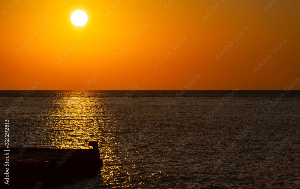 Sonnenuntergang um 20 Uhr Abend von einer Yacht aus am Mittelmeer vor Kos Griechenland