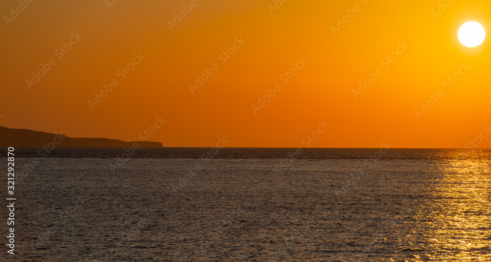 Obraz premium Sonnenuntergang um 20 Uhr Abend von einer Yacht aus am Mittelmeer vor Kos Griechenland
