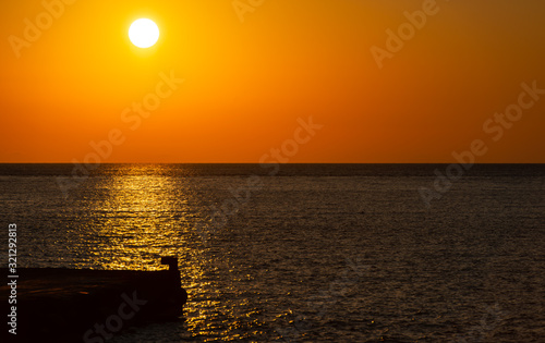 Sonnenuntergang um 20 Uhr Abend von einer Yacht aus am Mittelmeer vor Kos Griechenland