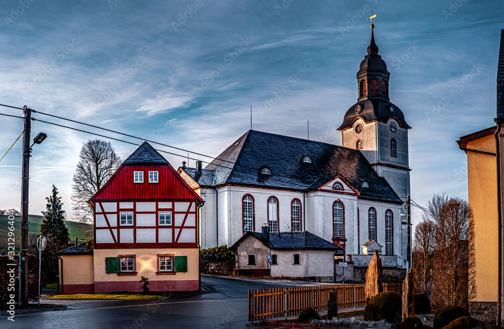 Obraz premium Kirche im Erzgebirge zur Goldenen Stunde