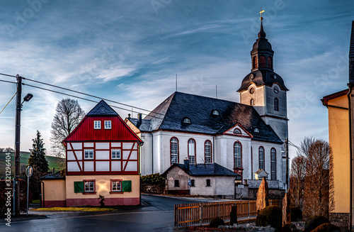 Kirche im Erzgebirge zur Goldenen Stunde