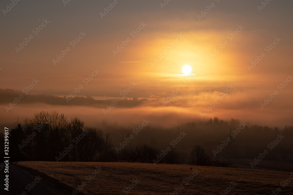 Obraz premium Ilztal unter Nebel in Morgensonne