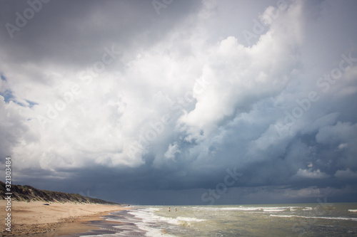 Fototapeta Naklejka Na Ścianę i Meble -  personne seule sur une plage vide un jour orageux