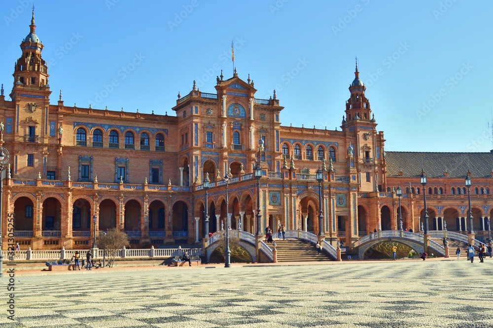 Fototapeta premium veduta parziale di Plaza de España di Siviglia in Spagna. E' uno dei luoghi più rappresentativi della città per la sua affascinante bellezza architettonica in stile neo-moresca.