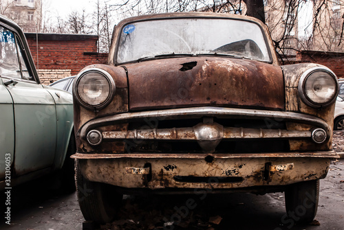 Plakat w ramie old rusty car Moskvitch-402 