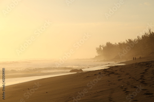 Fototapeta Naklejka Na Ścianę i Meble -  couché de soleil dans la brume à l'étang salé les Bain La Réunion