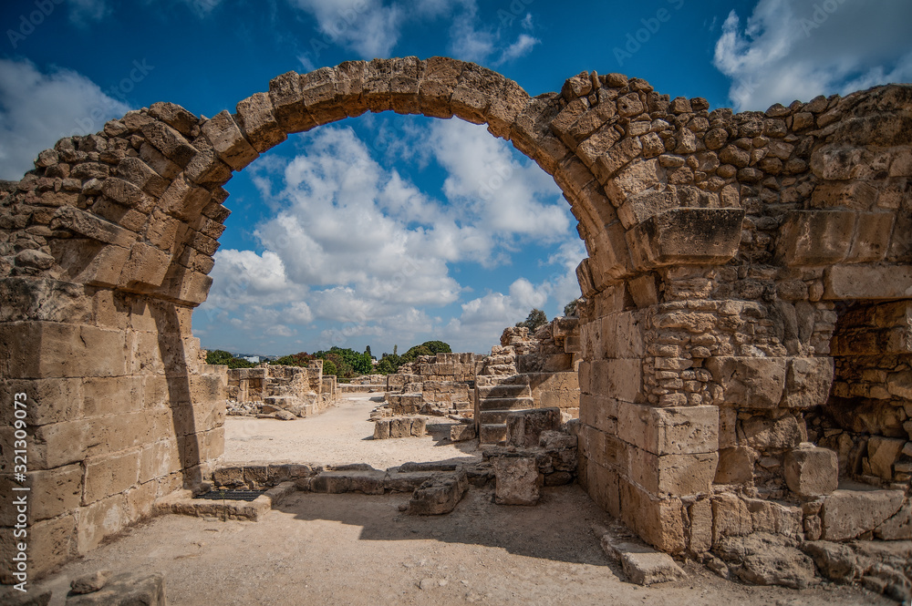 The fortress to protect Paphos from the Arabs was erected by the Byzantines in the 7th century. In 1200, the crusaders reinforced the fortress, but the 1222 earthquake finally destroyed it.       
