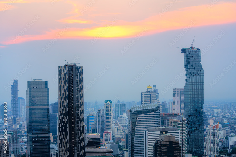 Fototapeta premium Panoramę Bangkoku z najwyższym budynkiem Mahanakhon. Tajlandia
