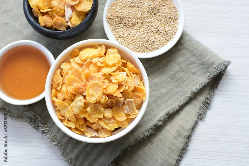 Cereal flakes without sugar, accompanied by seeds, jam and honey Cereal flakes without sugar, accompanied by seeds, jam and honey