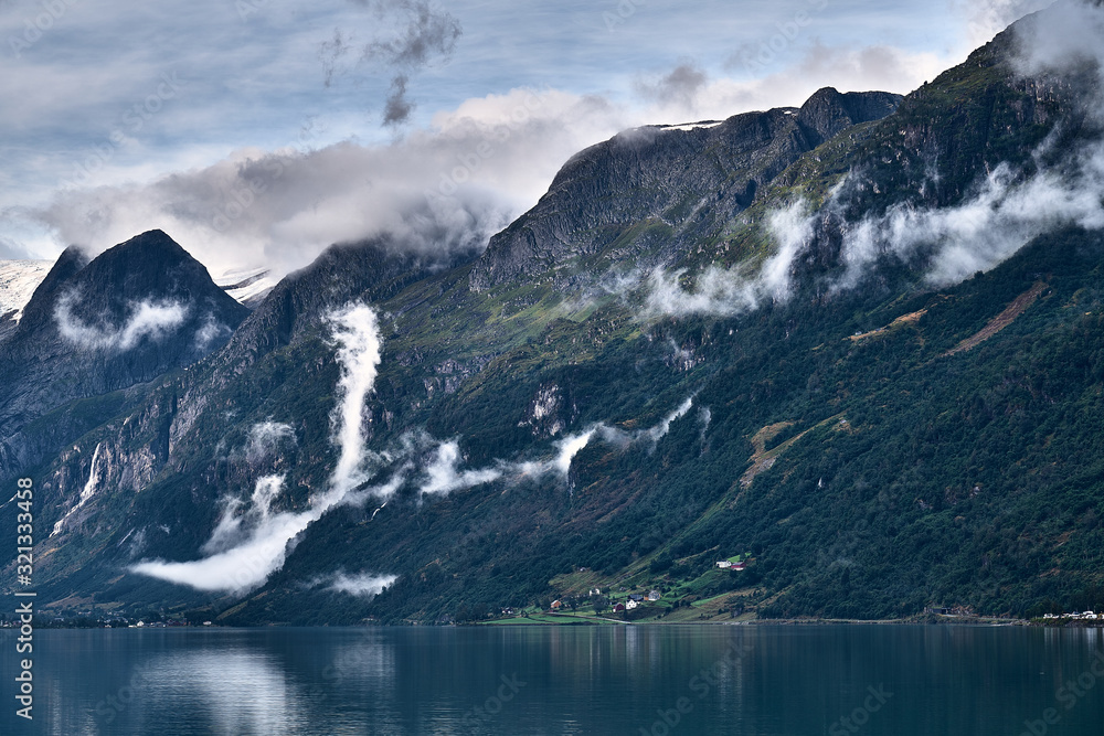 Escena con niebla en los montes de Noruega