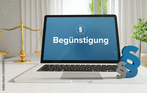 Begünstigung – Recht, Gesetz, Internet. Laptop im Büro mit Begriff auf dem Monitor. Paragraf und Waage photo