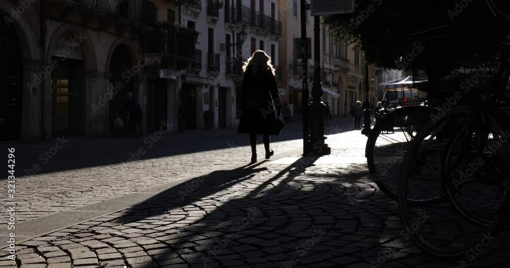 Controluce di persone che camminano in strada Controluce di persone che camminano in strada