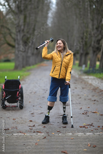 A strong woman without legs was able to stand on her dentures for the first time, she triumphs, she is happy.