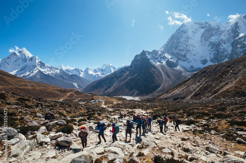 Konstfotografi Large expedition members grouon Everest Base Camp trekking route near Dughla 4620m