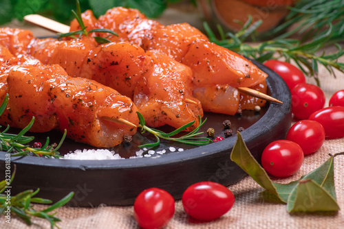Schilderij op canvas Raw marinated and spicy chicken skewers