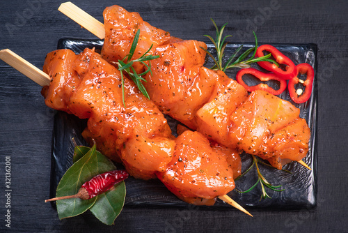 Bild auf Leinwand Raw marinated and spicy chicken skewers