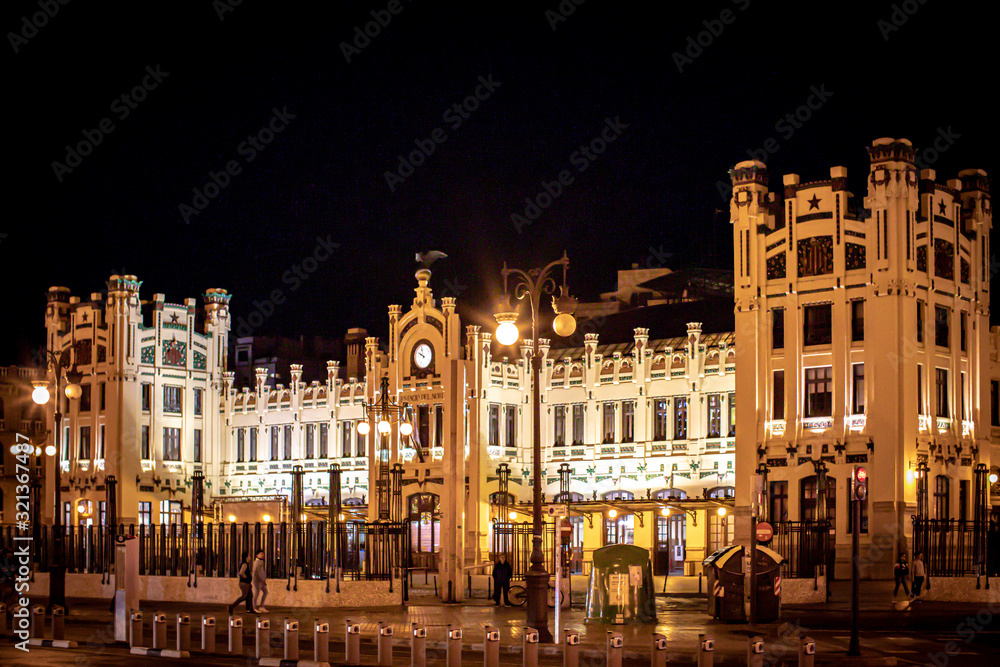 Naklejka premium Bahnhof Nord Valencia bei Nacht
