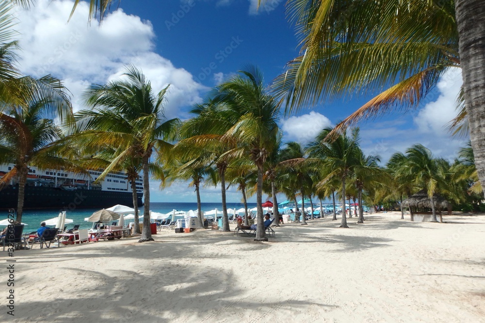 Obraz premium Beach and Cruise port at Grand Turk Island
