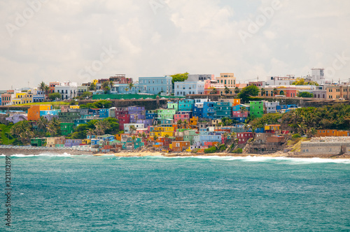Photo Colorful houses line the hillside over looking the beach in San Juan, Puerto Ric