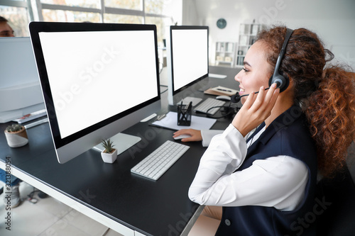 Tableau sur toile Technical support agent working in office