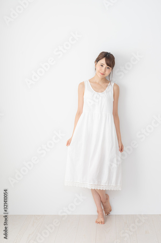 女性　白ワンピース