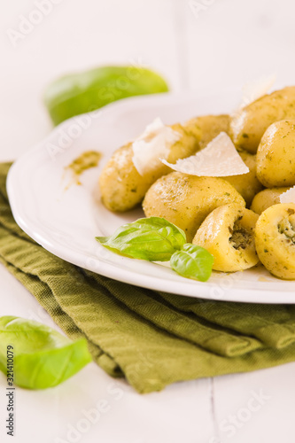 Potato gnocchi stuffed with pesto sauce.