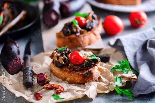 Valokuva Black pudding with onion crostini.selective focus