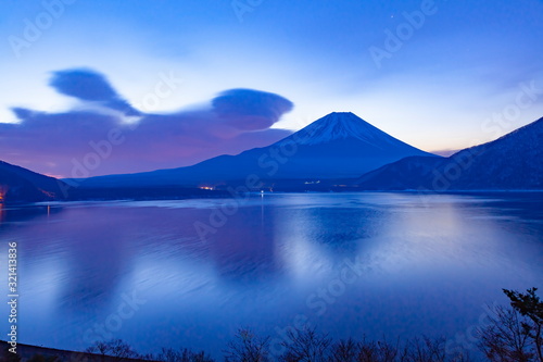 富士山と吊るし雲、山梨県本栖湖にて © photop5
