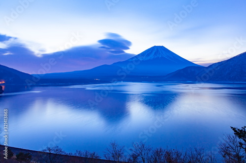 富士山と吊るし雲、山梨県本栖湖にて © photop5