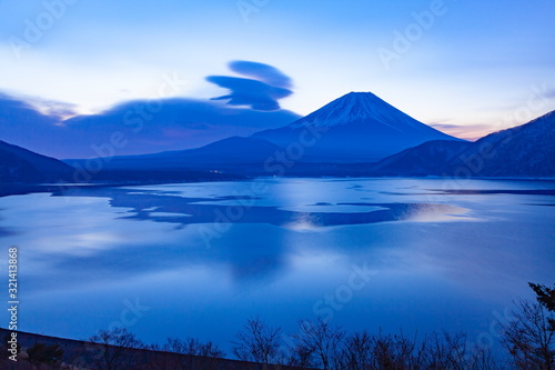 富士山と吊るし雲、山梨県本栖湖にて