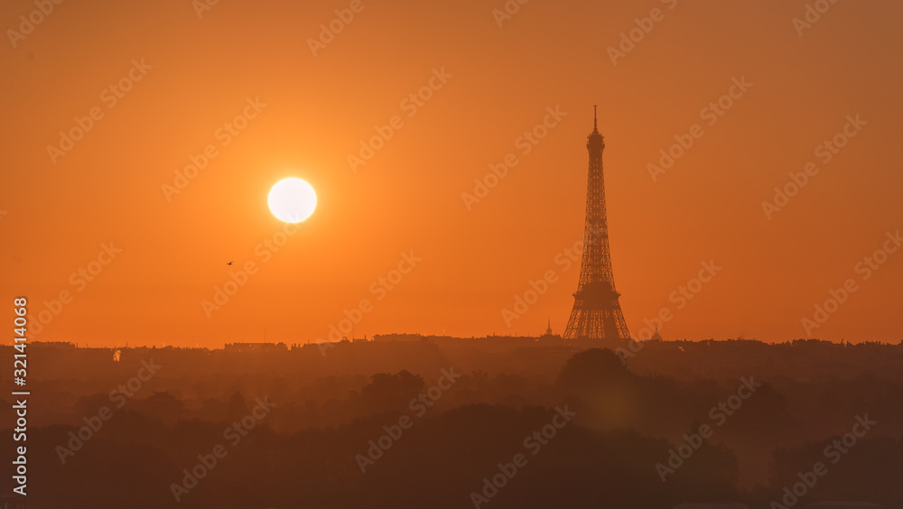 Levé de soleil sur la tour Eiffel