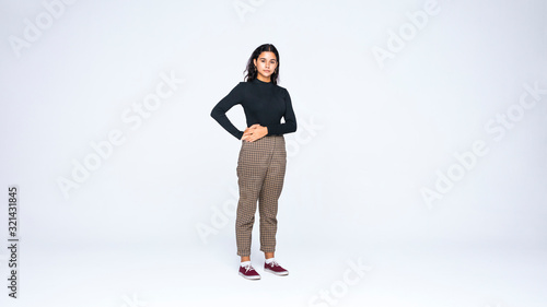 Fotografia Young woman standing with hands on waist