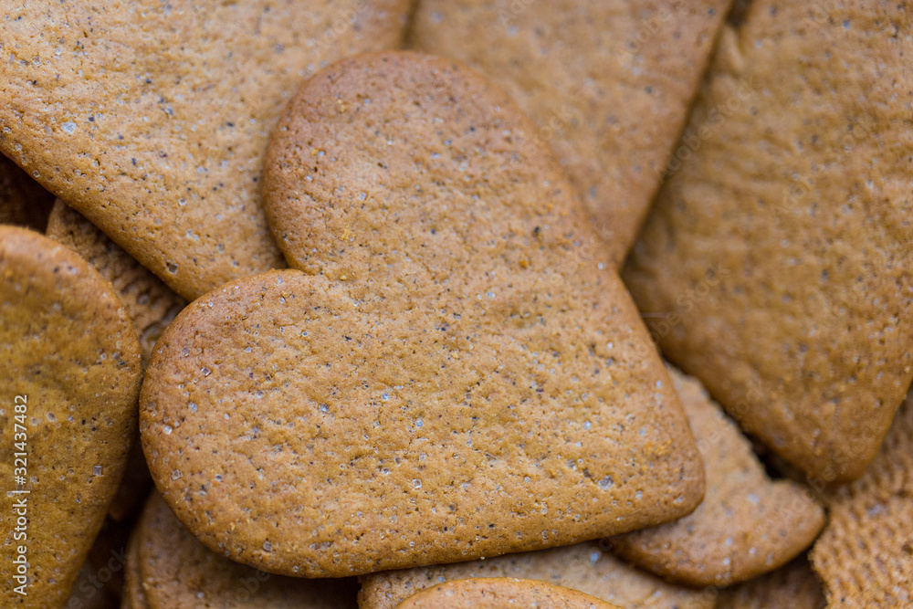 Primer plano de galletas de jengibre con forma de corazon Primer plano de galletas de jengibre con forma de corazon