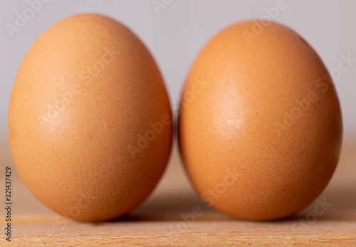 Dos huevos juntos sobre madera