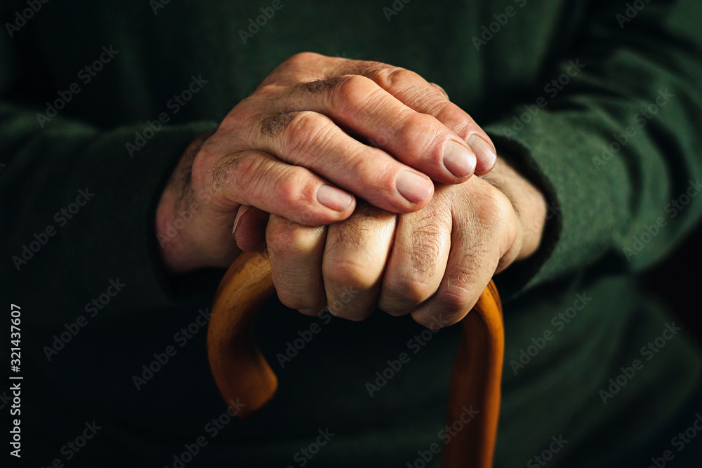 Gnarled arthritic fingers of an old man - obrazy, fototapety, plakaty 