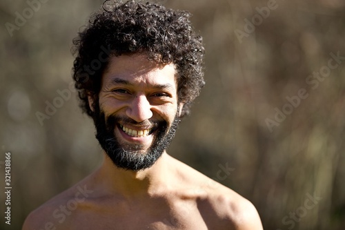 Portrait homme souriant - nature soleil forêt campagne - barbe arabe sourire photo