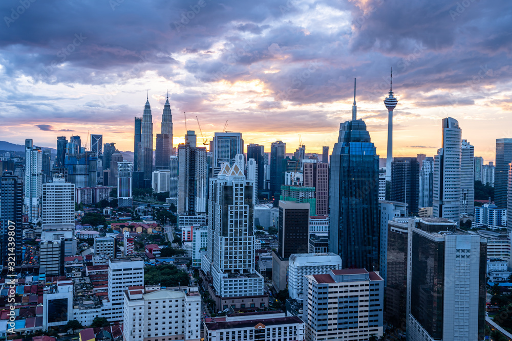 Fototapeta premium kuala lumpur city skyline