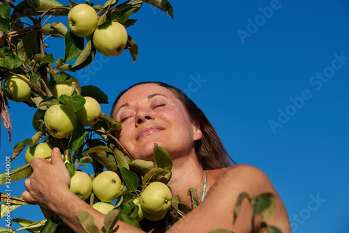 girl with green apple
