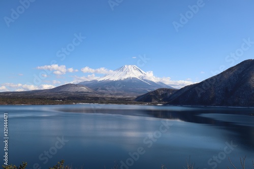 本栖湖からの富士山 © narautsu