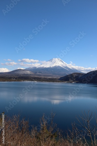 本栖湖からの富士山 © narautsu