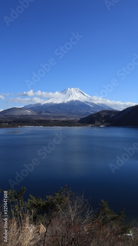 Fototapeta Naklejka Na Ścianę i Meble -  本栖湖からの富士山