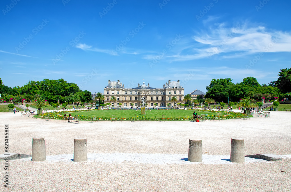 Fototapeta premium Paris Park - Luxembourg Gardens in summer, green grass, ancient architecture of Paris