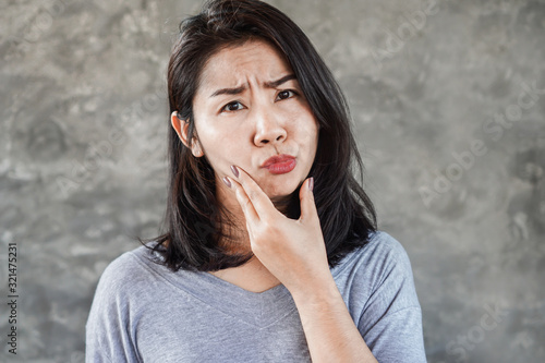 Schilderij op canvas Asian woman having problem with Bell's Palsy/Facial Palsy