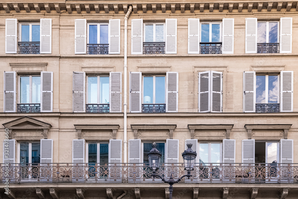 Obraz premium Paris, typical facade in the Marais, detail of the windows