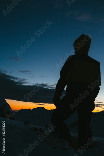 Obraz na płótnie silhouette of man on sunset background of the sky w salonie